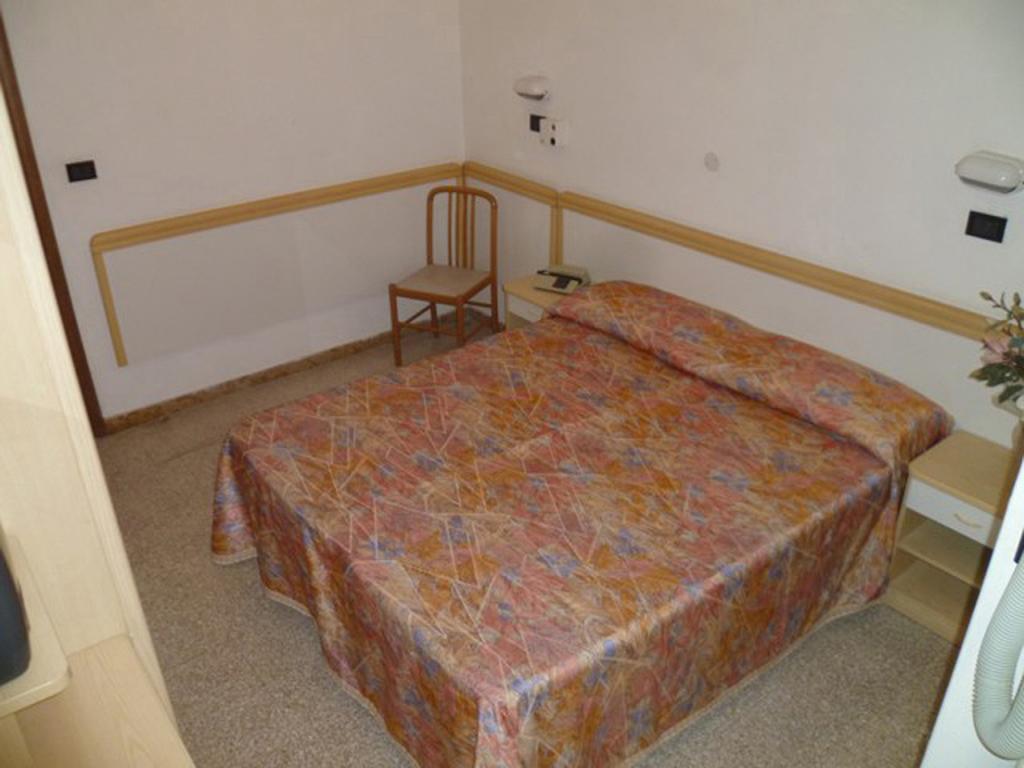Hotel Glenn Римини Экстерьер фото