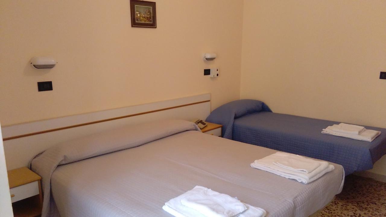 Hotel Glenn Римини Экстерьер фото
