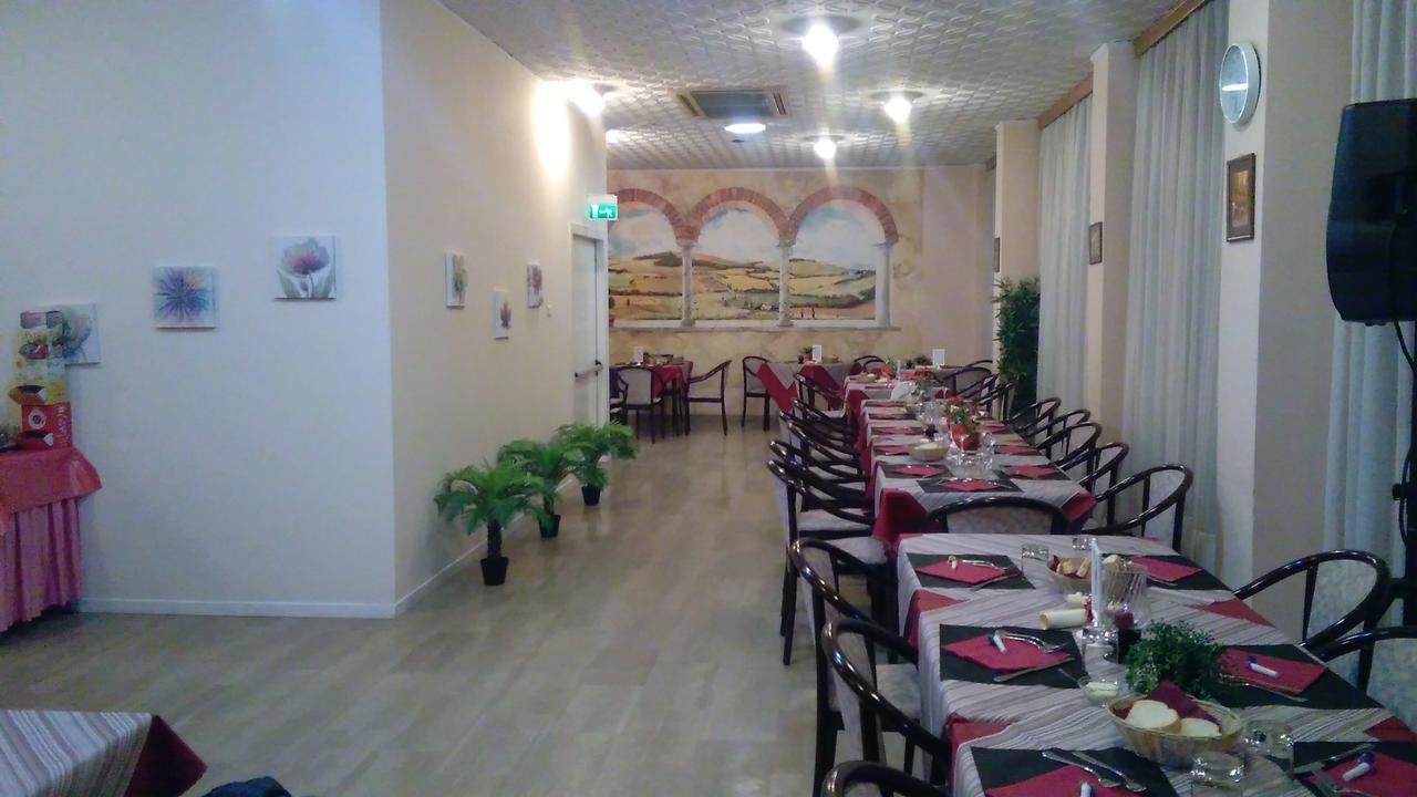 Hotel Glenn Римини Экстерьер фото