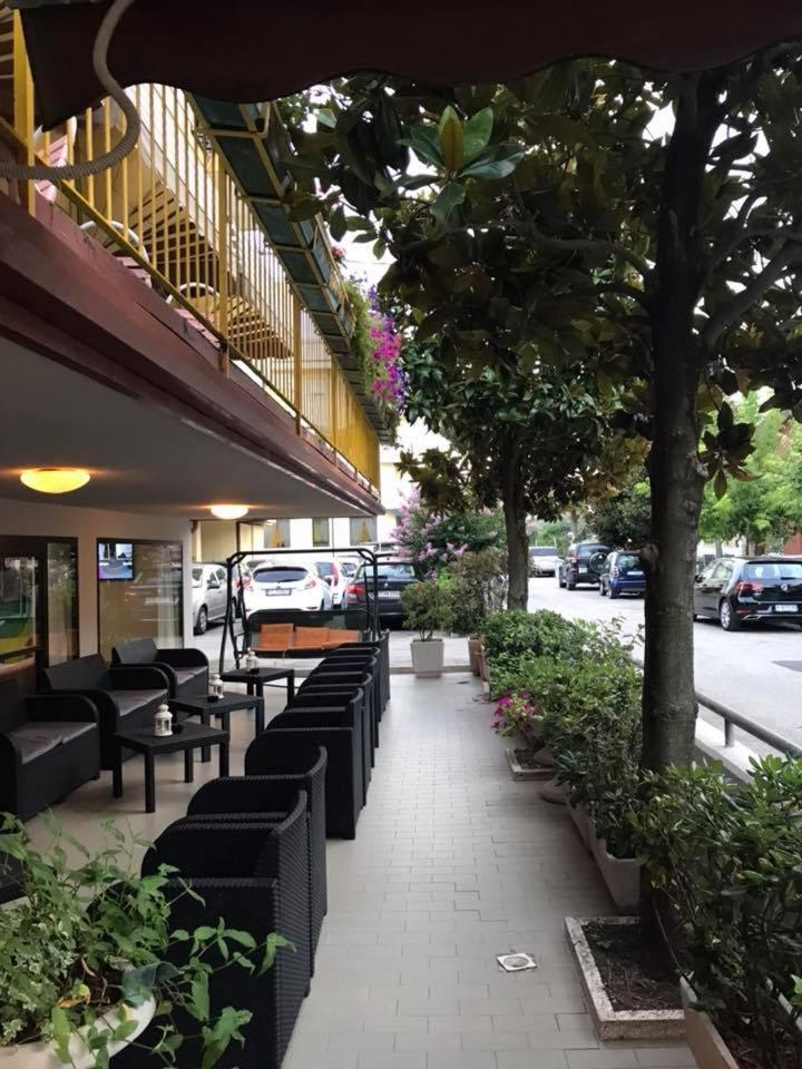 Hotel Glenn Римини Экстерьер фото